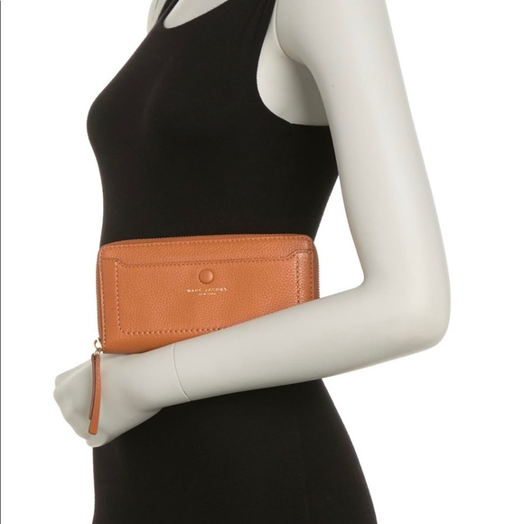 Marc Jacobs Leather Vertical Zip-Around Wallet NWT - Picture 2 of 4